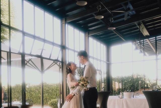 Le couple sous la verrière, à l'heure dorée