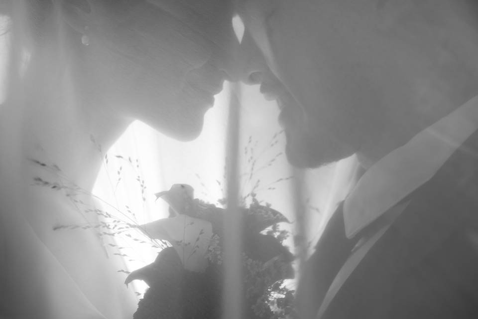 Sous le voile, contre-jour en noir et blanc
