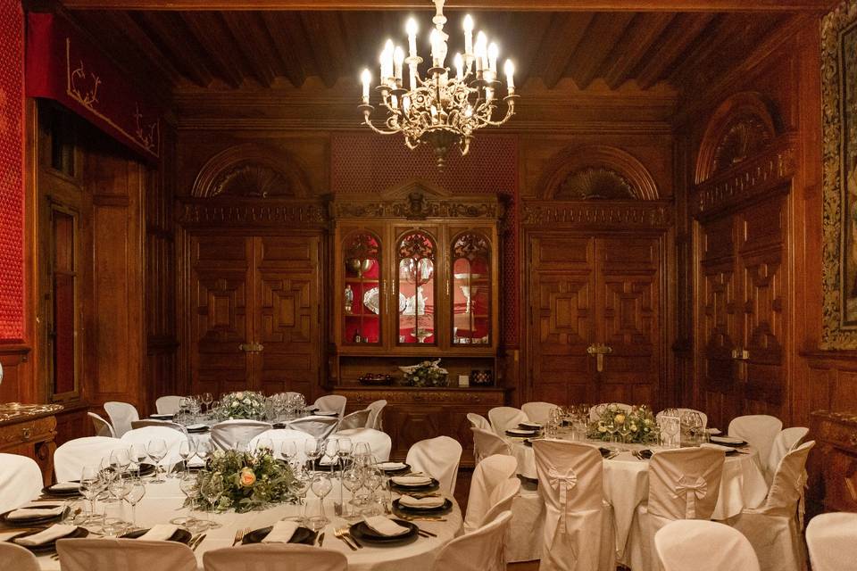 Dîner assis dans salle à mange