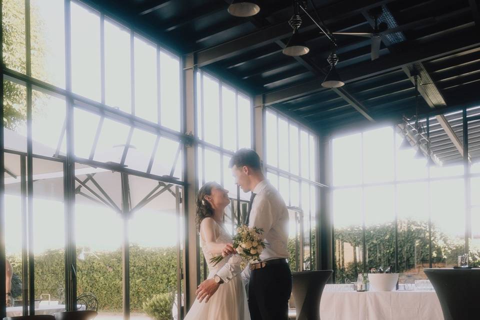 Le couple sous la verrière, à l'heure dorée