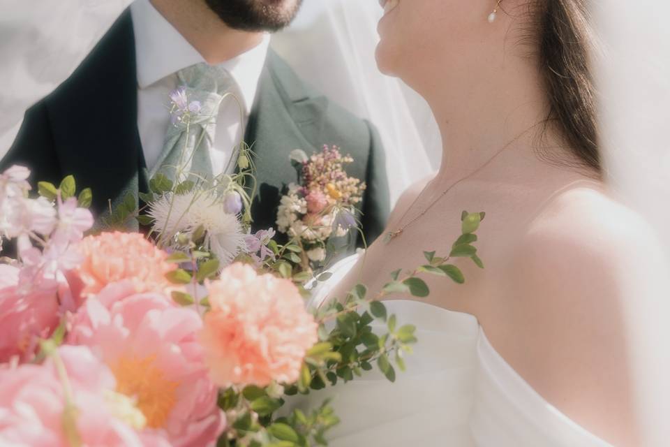 Le couple enlacé sous le voile