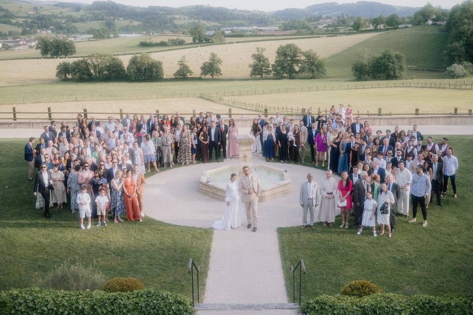 La photo de groupe autour de la fontaine