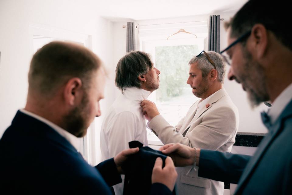 Les préparatifs du marié avec ses témoins