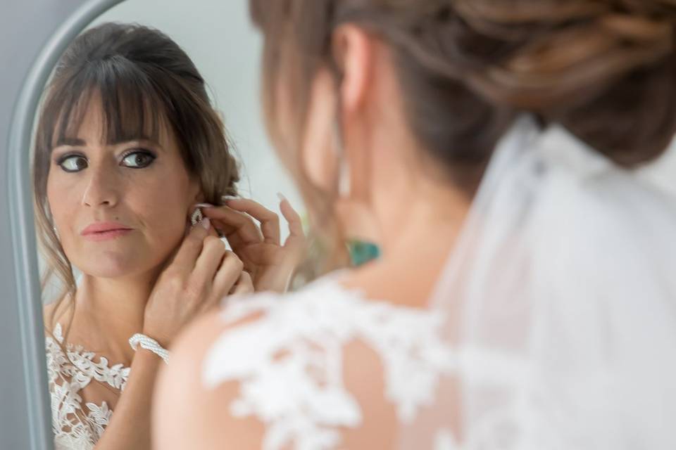 La pose des boucles d'oreille