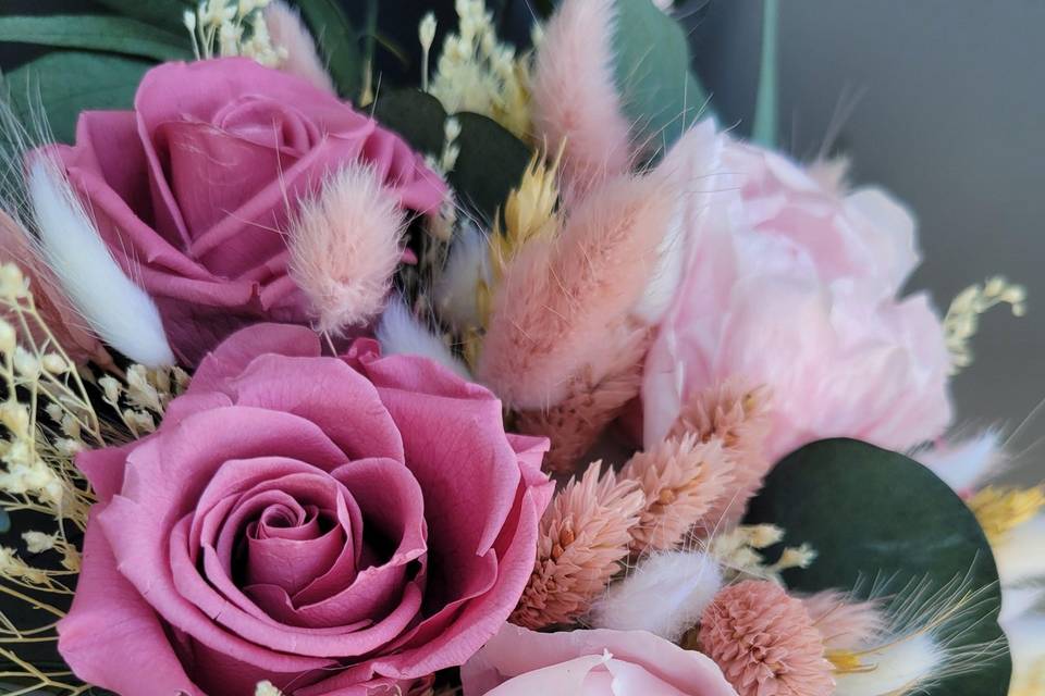 Bouquet de roses et pivoines s