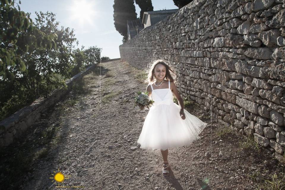 La petite fille au bouquet