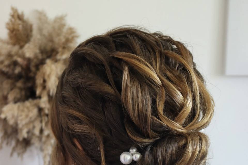 Chignon bas texture bouclée