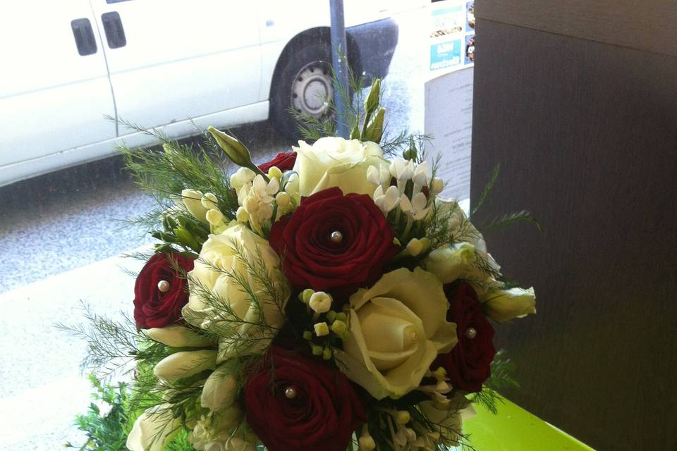 Bouquet blanc et rose rouge