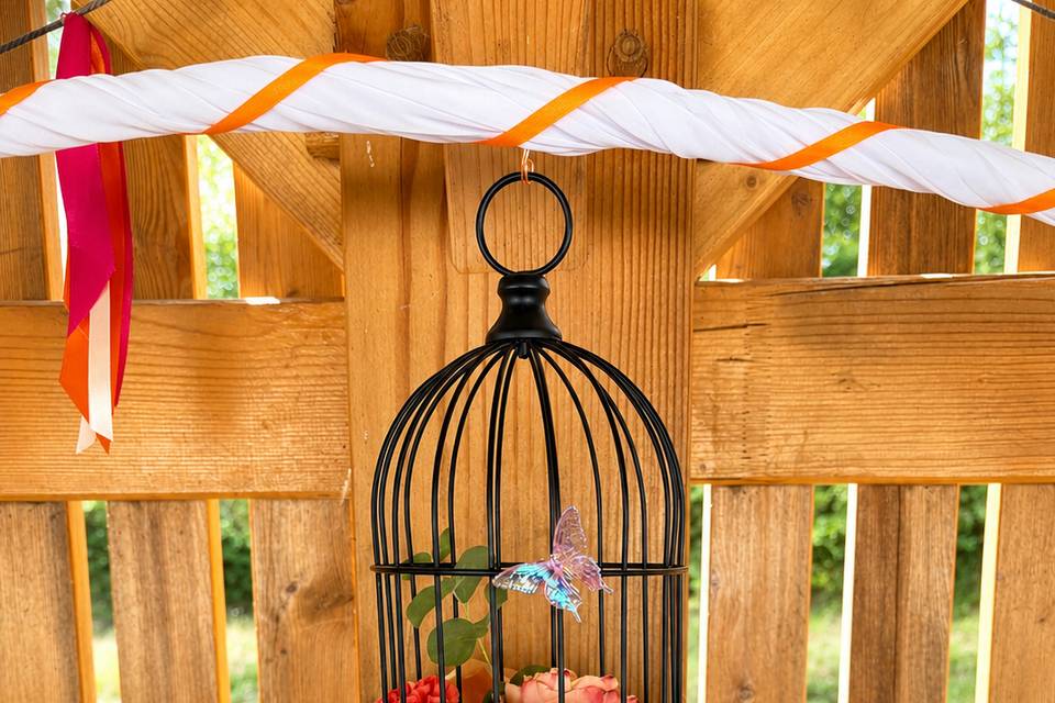 Cage à oiseaux rose et orange
