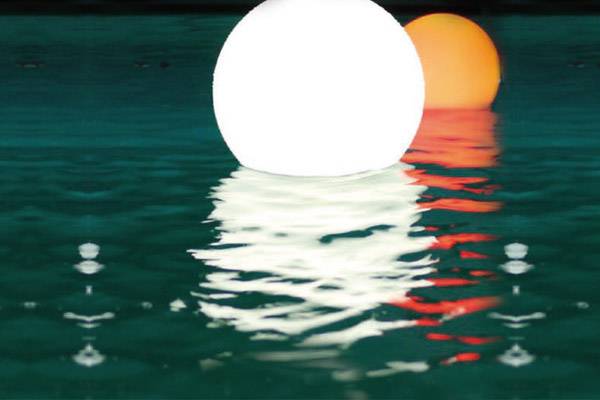 Boules flottantes de piscine