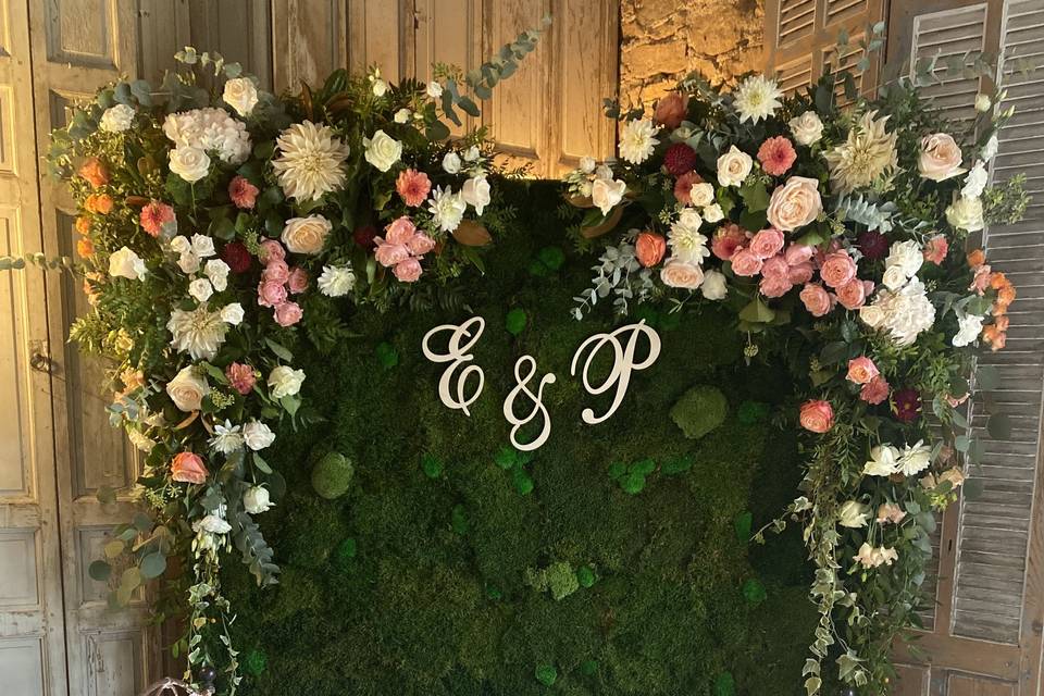 Mur de mousse et fleurs