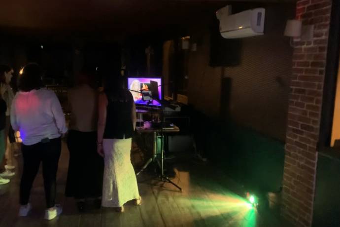 Derrière les micros, ca chante