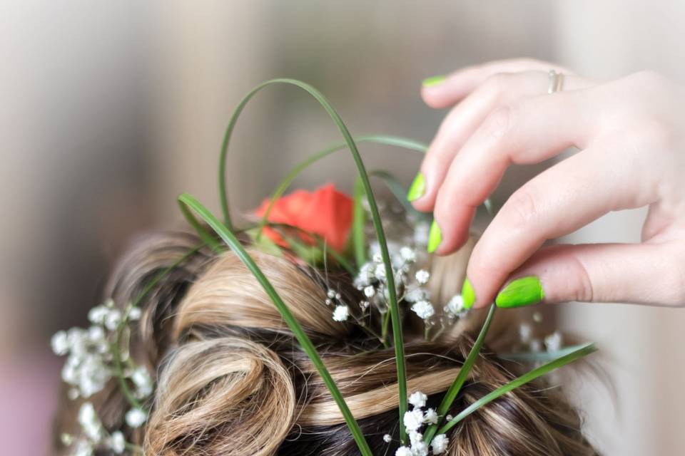 Coiffure fleurie de mariée