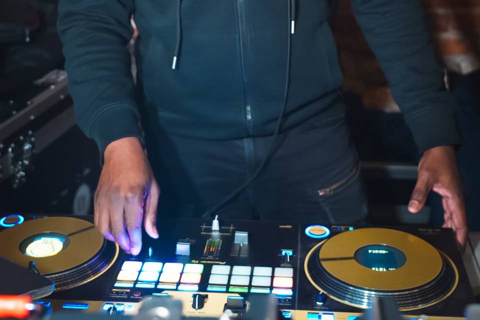 DJ EN PLEINE PERFORMANCE