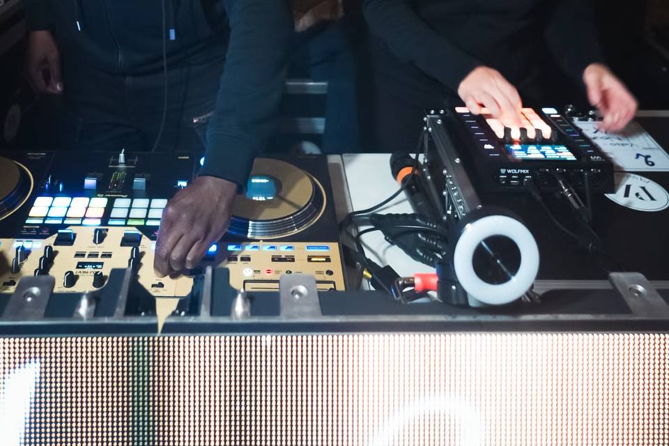 DJ ET ASSISTANT AU MILIEU DU SPECTACLE