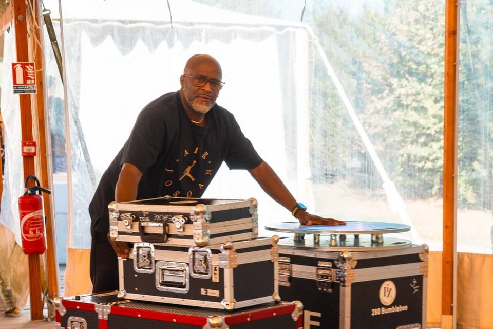 DJ TRANSPORTE UN CHARIOT DE MATÉRIEL