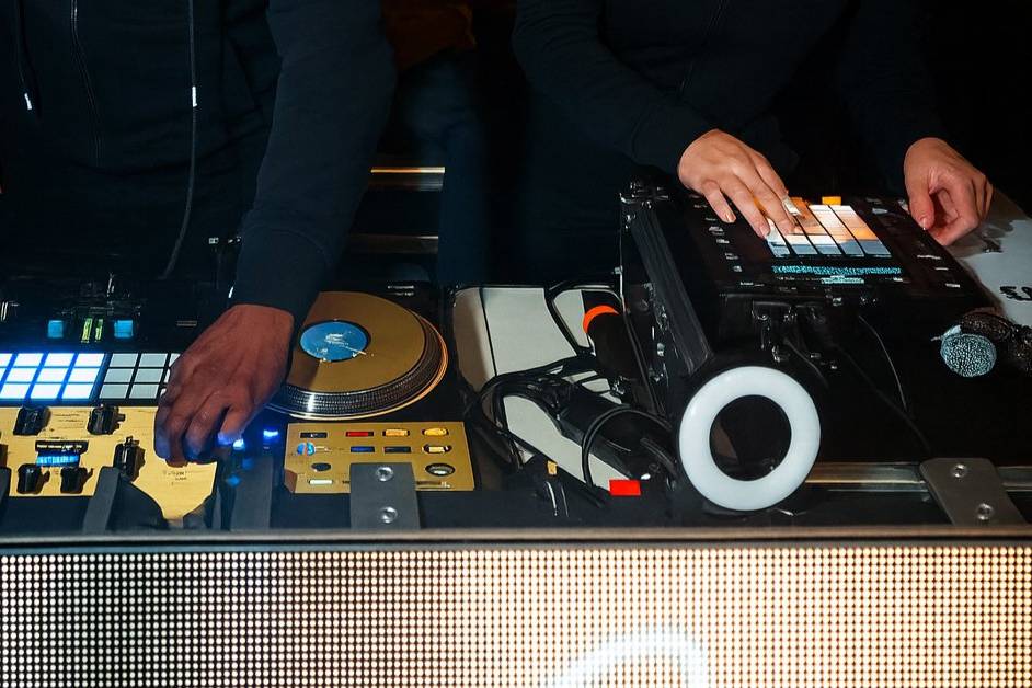 TABLE DE DJ ET LUMIÈRES