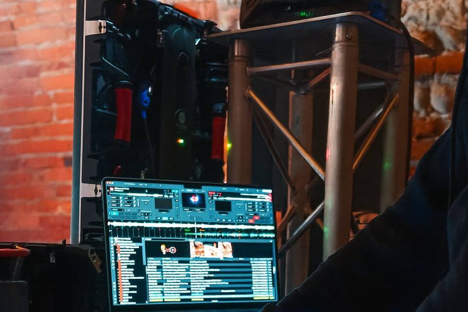 TABLE DE DJ ET ORDINATEUR