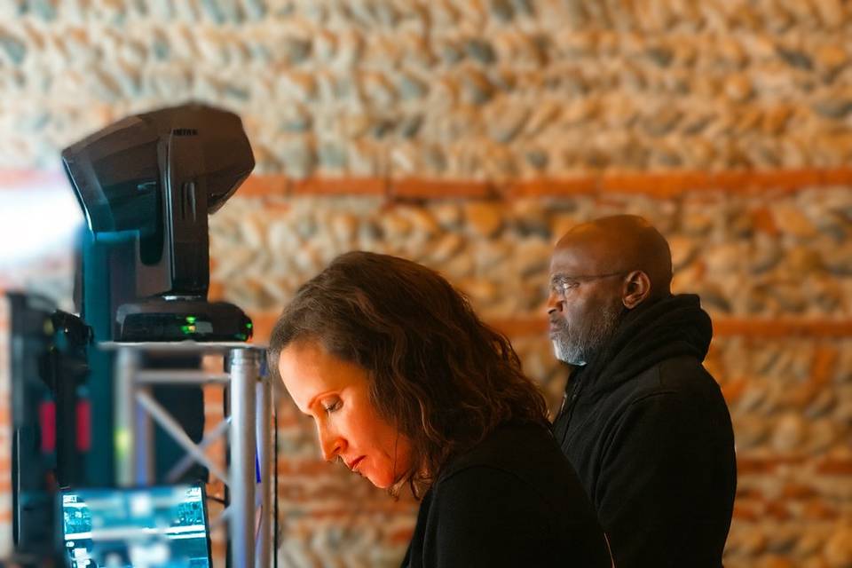 TECHNICIEN ET DJ_ VUE LATÉRALE