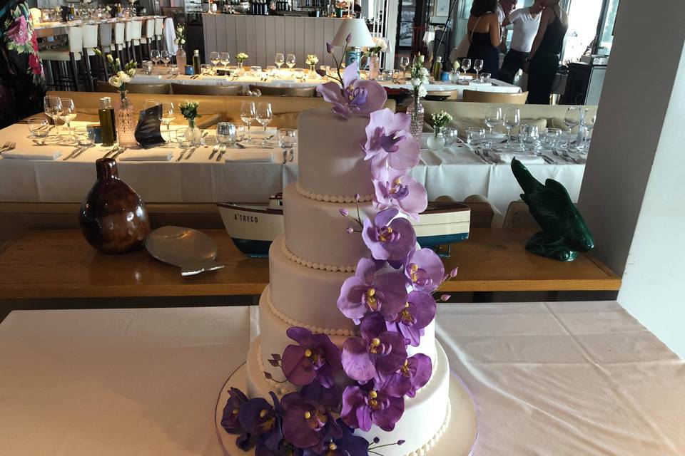 Wedding cake topsy turvy