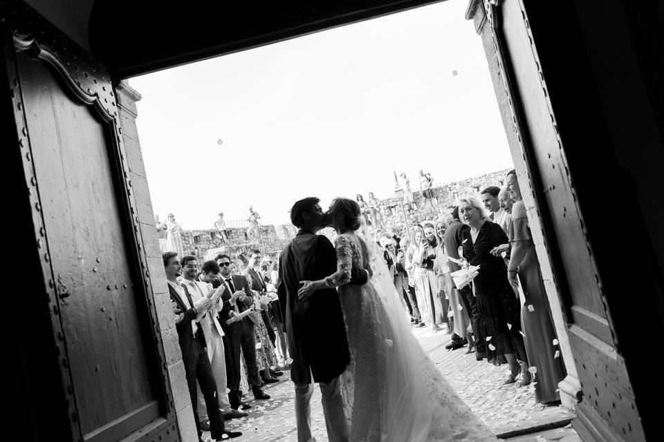 Amoureux devant l'église