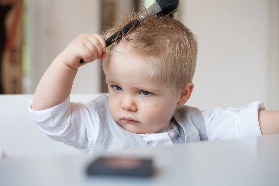 Bébé qui se coiffe