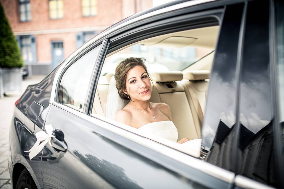 Mariée dans la voiture