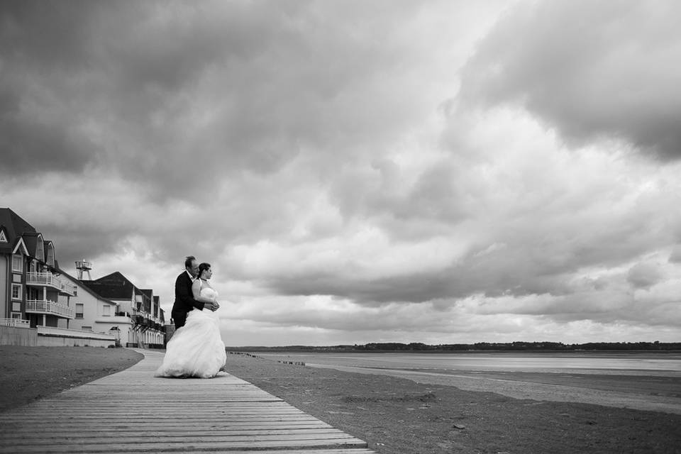 Couple sous ciel chargé