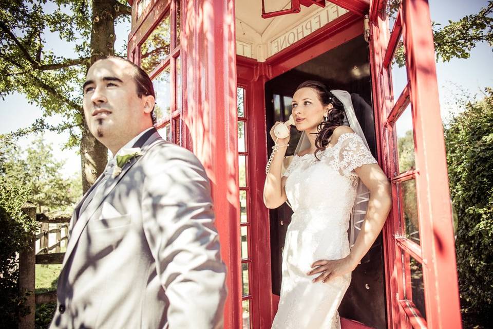 Mariée dans une cabine rouge