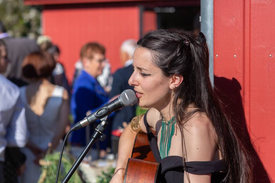 Maëla au chant et à la guitare