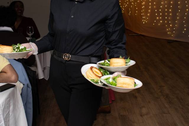 Une serveuse qualifié