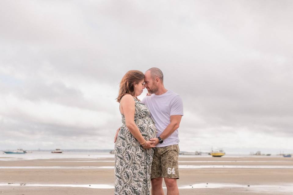 Couple-grossesse bord de plage