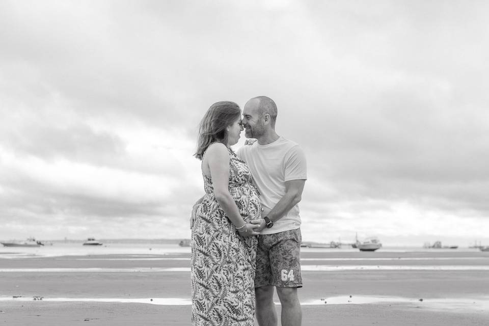 Couple-grossesse bord de plage