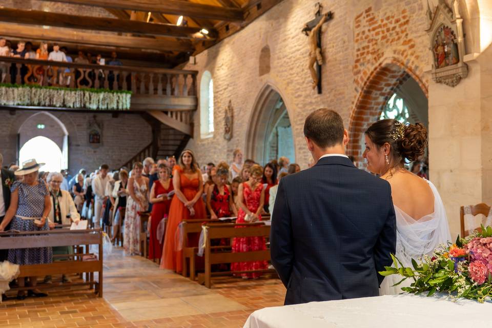 Les mariés à l'église