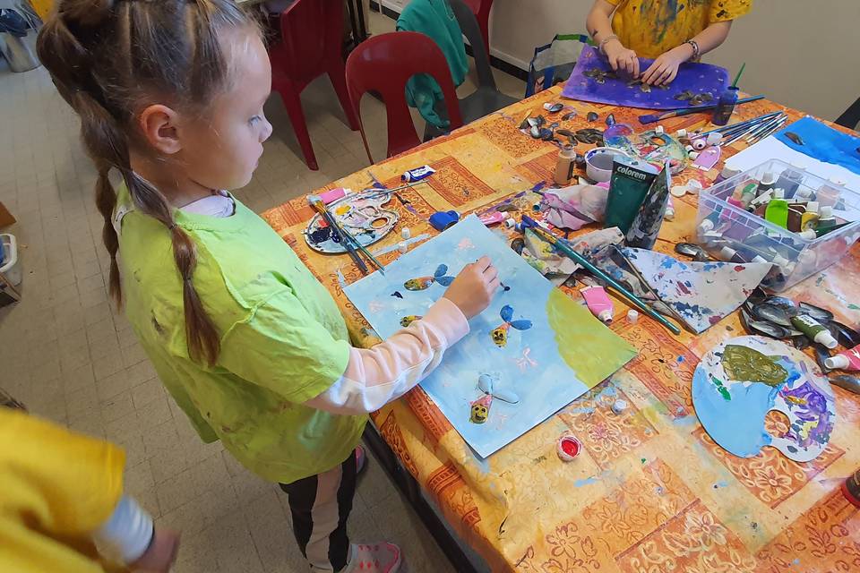 Une fille en train de peindre