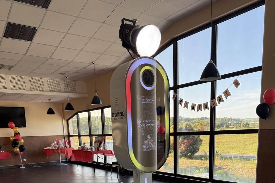 Mirror booth