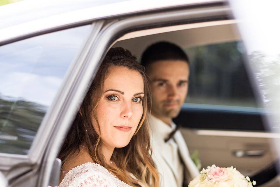 Les mariés dans la voiture