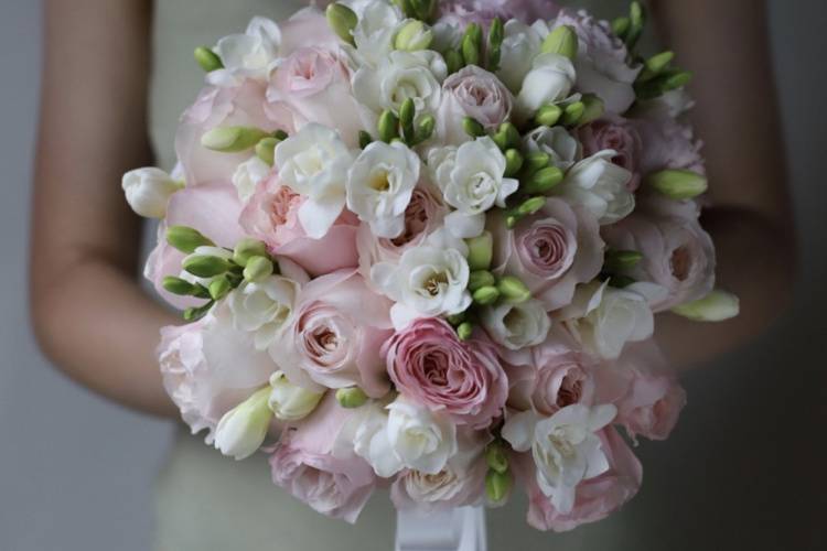 Fresia et roses