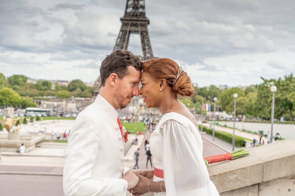 Les mariés à la Tour Eiffel