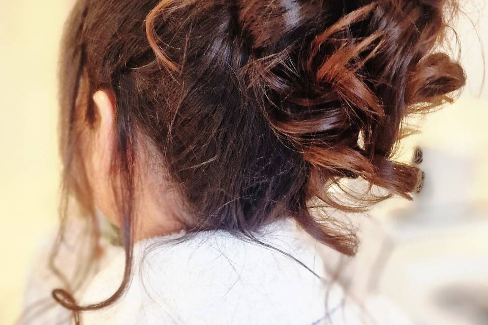 Chignon haut bouclé