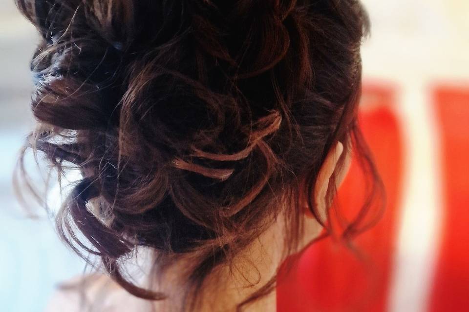Chignon haut bouclés