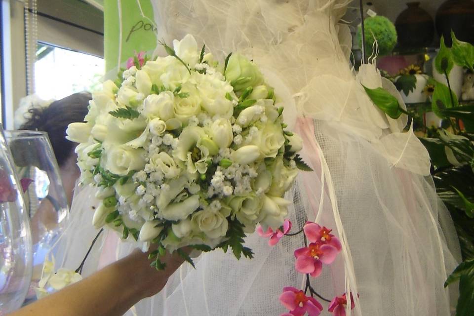Bouquet marié rond dans bridy