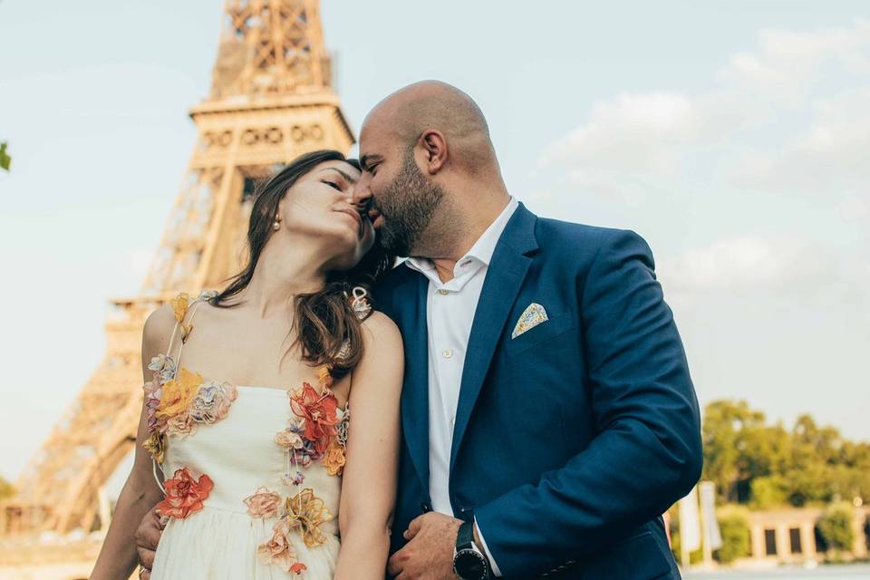 Baiser devant la Tour Eiffel