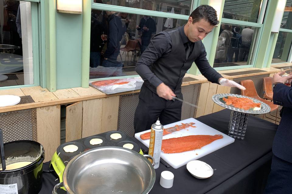 Découpe de saumon, blinis chaud