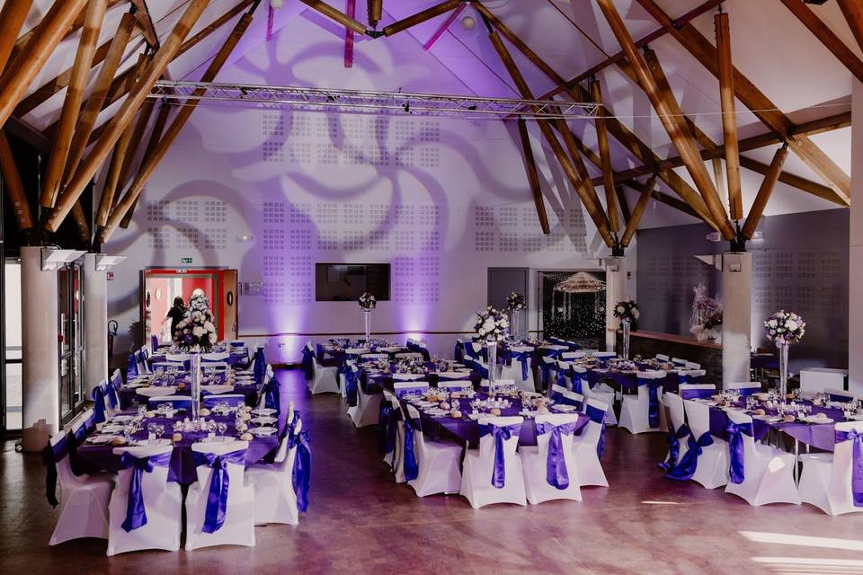 Salle mariage violet et blanc