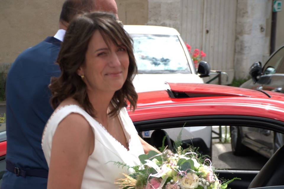 Sortie de voiture mariée