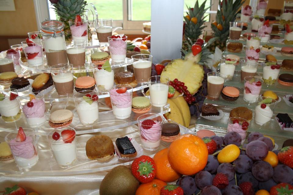 Buffet de desserts multicolores