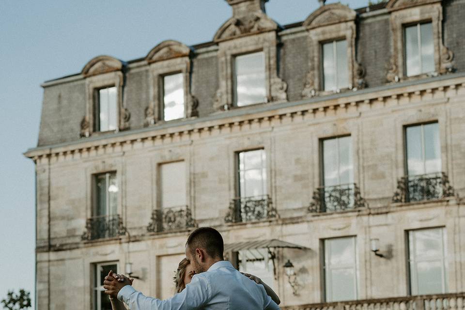 Mariés devant le château