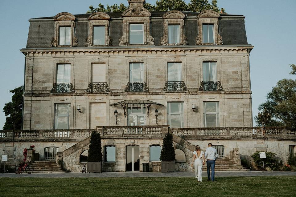 Mariés devant le château