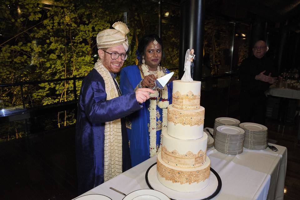 Wedding cake bleu roi et doré